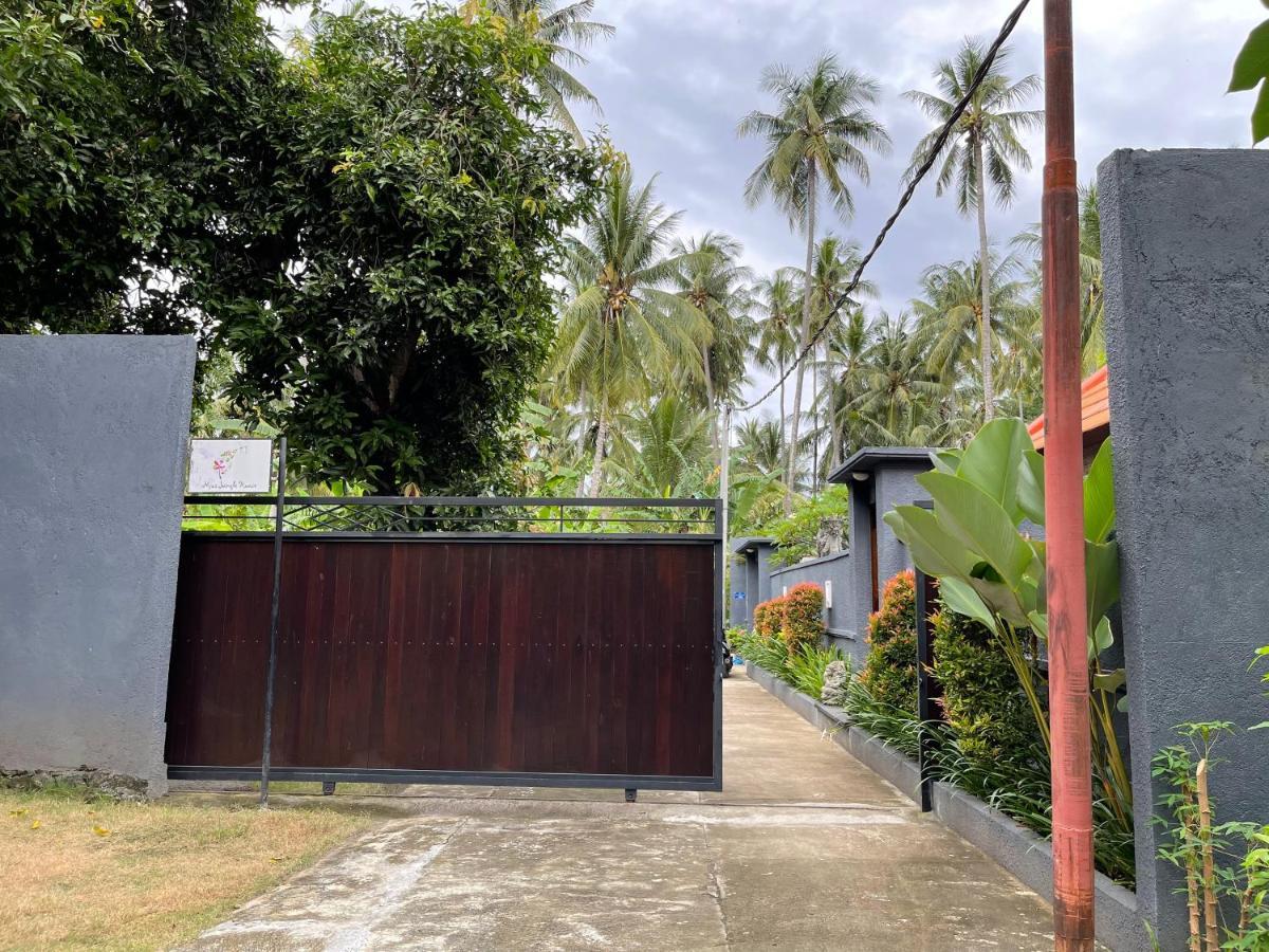Отель Mias Jungle House Ловина Экстерьер фото